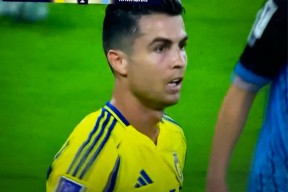 开云官网-包含战术调整引发热议！，C罗在皇家马德里比赛中最后时刻胜出引发球迷热议的词条